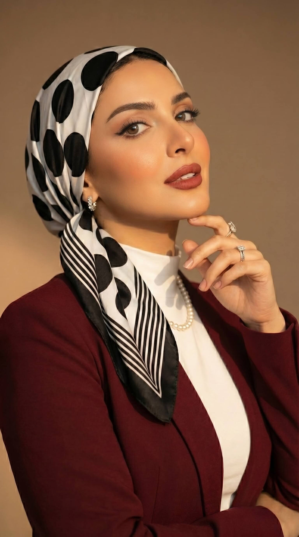 حجاب ساتان مطبوع Noir Dotty من يسرا