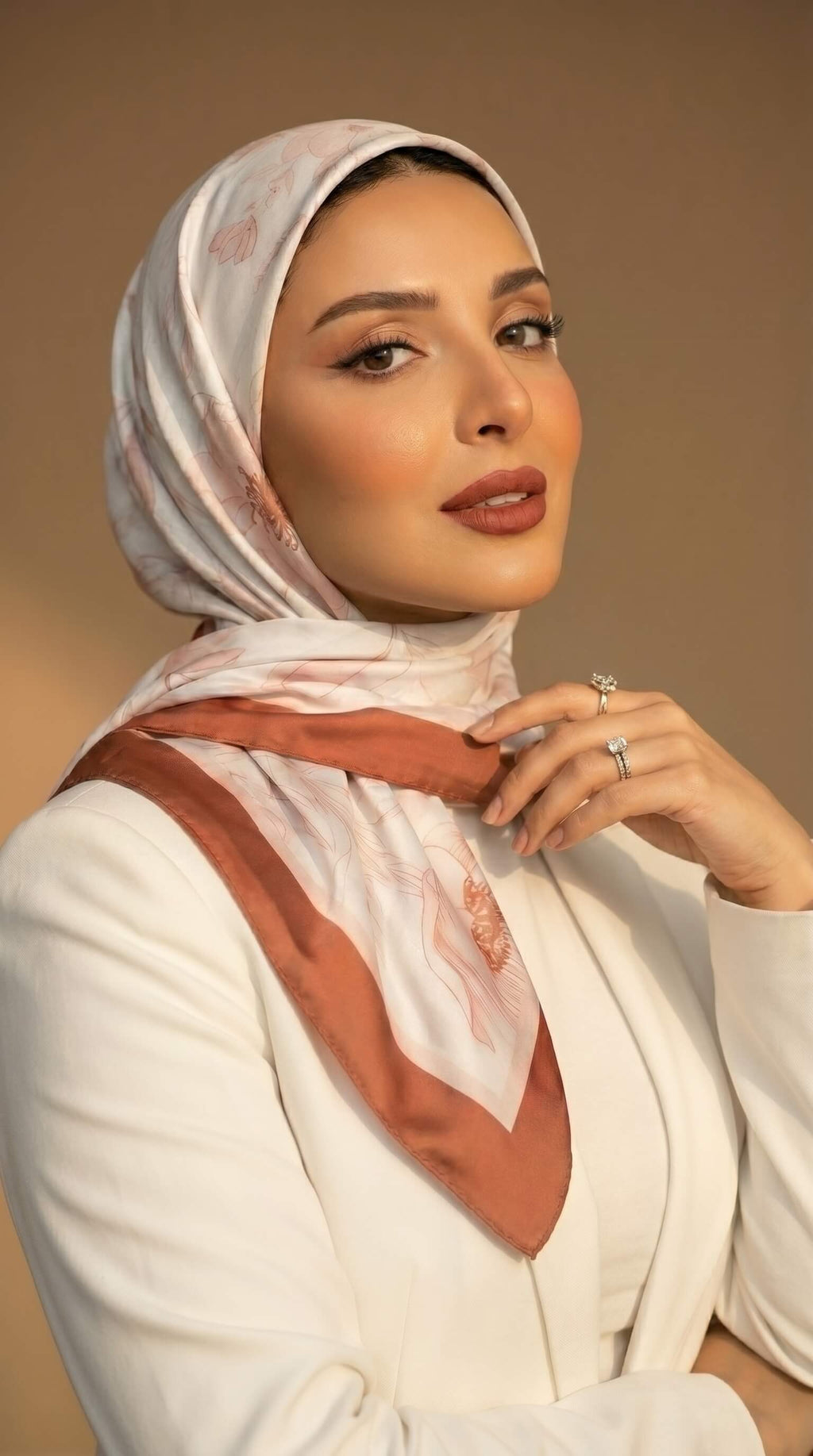 حجاب ساتان مطبوع Velvet Petals من يسرا