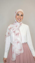 حجاب شيفون مطبوع Blush Flutter من يسرا