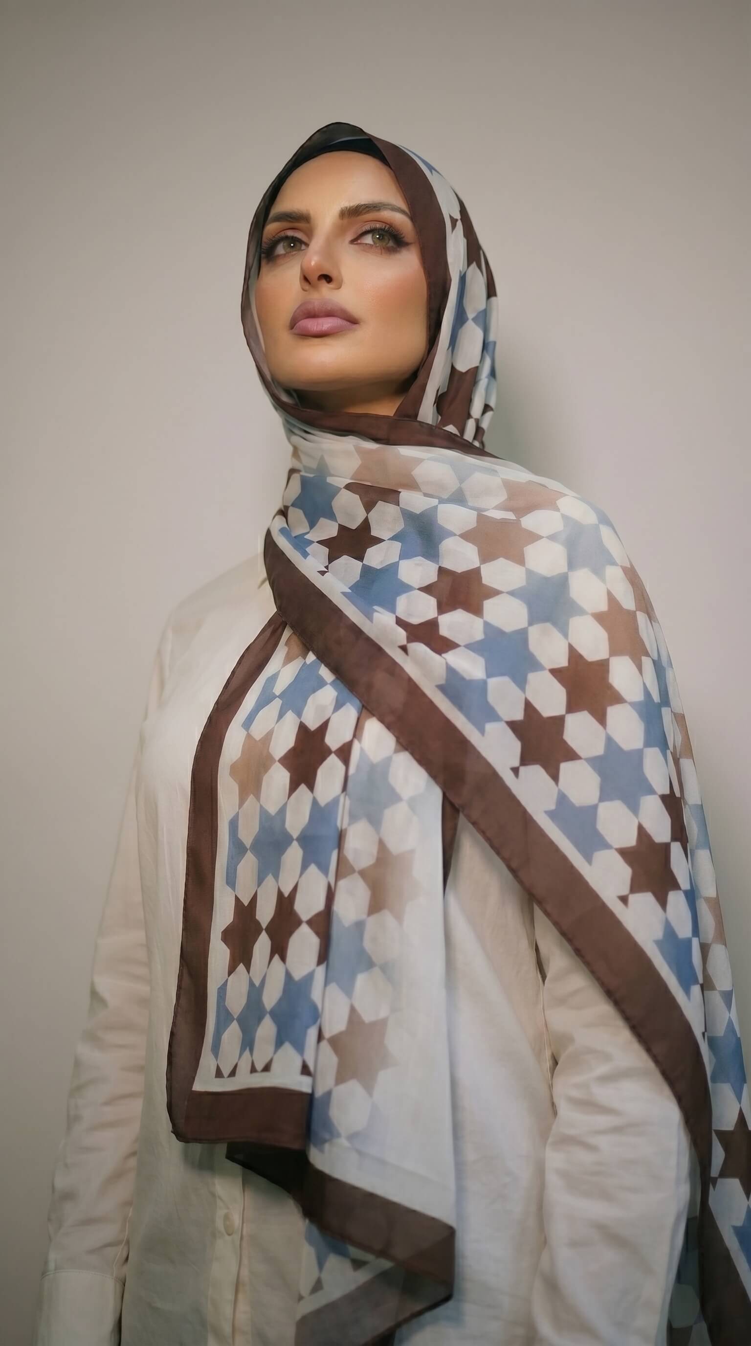 حجاب ساتان مطبوع Nojoum من يسرا